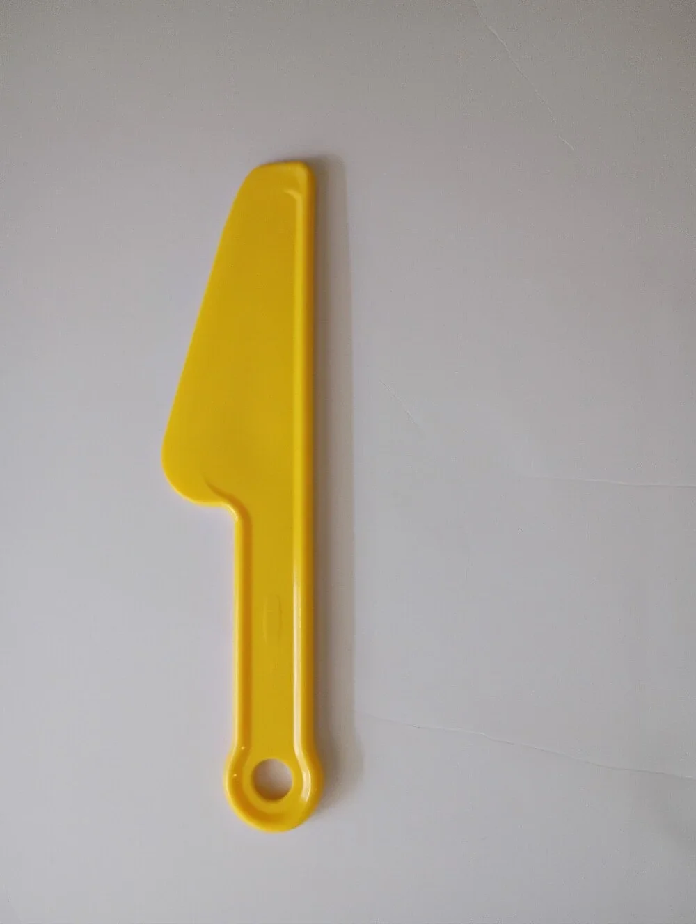 Rubbermaid Rare Yellow Plastic Spatula / Cake Knife #1900
